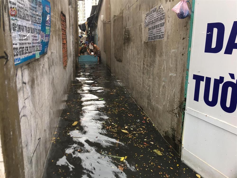 TP.HCM: Mưa lớn nhiều tuyến đường ngập nặng, phương tiện la liệt chết máy-16