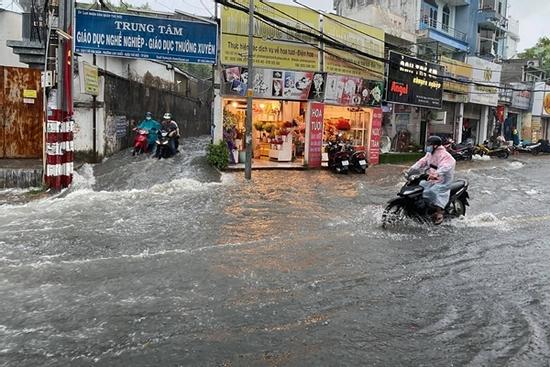 TP.HCM: Mưa lớn nhiều tuyến đường ngập nặng, phương tiện la liệt chết máy