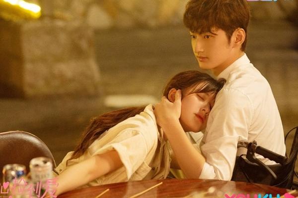 Lộ cảnh 18+ của Triệu Lộ Tư, nam đồng nghiệp hôn lên môi rồi còn hôn lên ngực-10