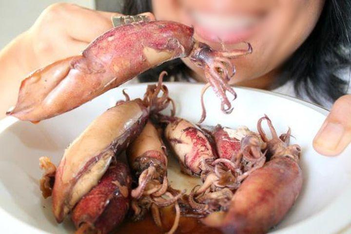 Những nguy hại khôn lường mà mọi người cần tránh khi ăn mực-2