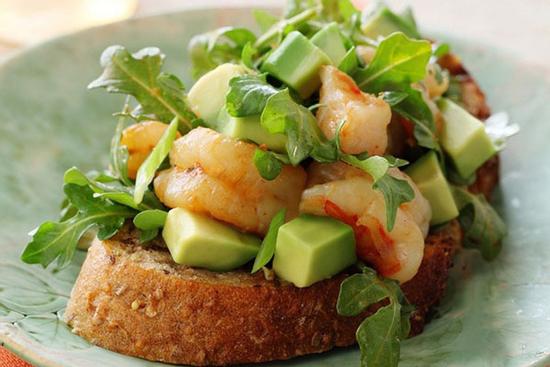 Ăn sáng sang chảnh với bánh mì, trái bơ và tôm