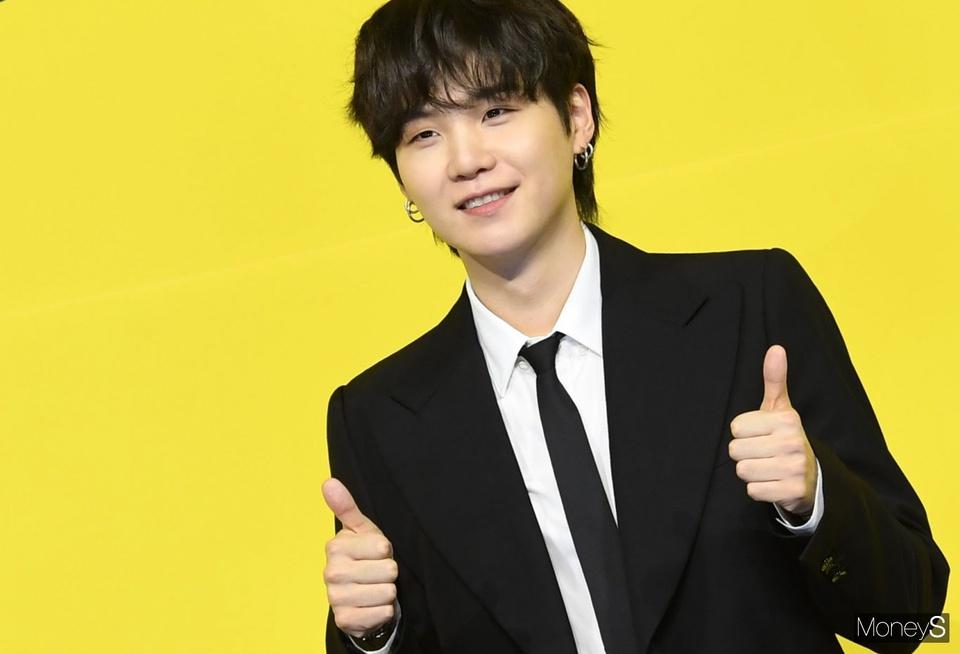 Suga trở lại hoạt động cùng BTS sau thời gian điều trị chấn thương. Nam idol tự tin BTS sẽ đạt No.1 Billboard Hot 100.