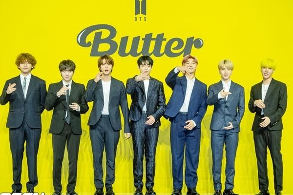 V (BTS) nói về kiểu tóc xoăn ‘cần phải thử một lần trong đời’