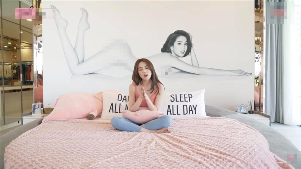 Vũ Khắc Tiệp quay phòng ngủ Ngọc Trinh, dân mạng soi ở bẩn thế-5