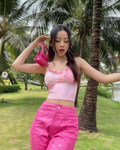 Cùng diện style cả cây đen: Thúy Vi khoe vòng 1 bỏng mắt - Tiểu Vy kín đáo-3