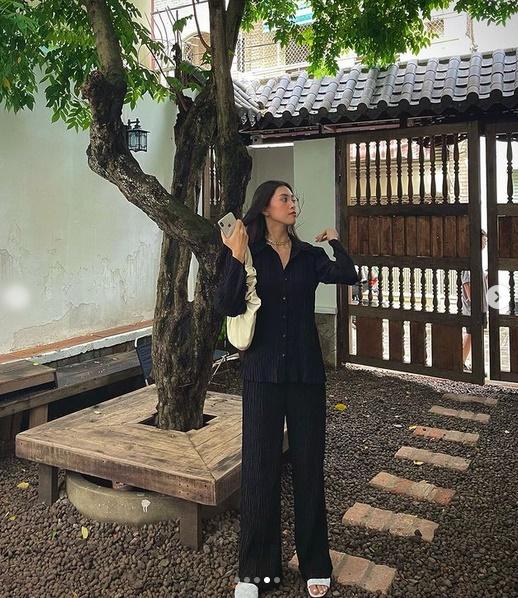 Cùng diện style cả cây đen: Thúy Vi khoe vòng 1 bỏng mắt - Tiểu Vy kín đáo-5