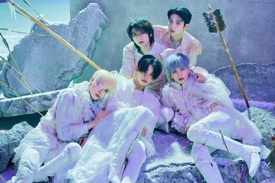 Đàn em BTS cán mốc 670k bản đặt trước, fan lên tiếng: 'Còn ai chê flop?'