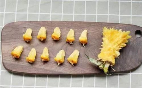 Loay hoay không biết bổ dứa thế nào, cô gái bày nguyên cả vỏ lên đĩa đến hài-2