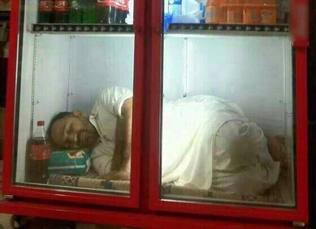 Giữa cái nóng như thiêu đốt, người ta nghĩ ra nhiều cách chống chọi hài hước-1