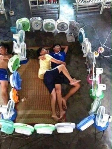 Giữa cái nóng như thiêu đốt, người ta nghĩ ra nhiều cách chống chọi hài hước-8