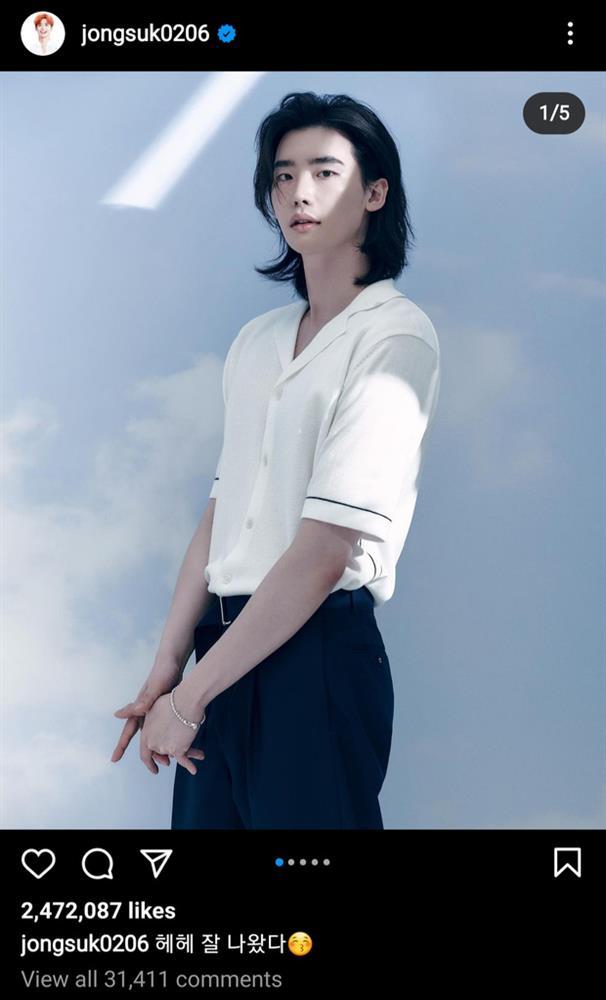 Lee Jong Suk trông như bà thím, thần thái đấy nhưng đôi bàn tay sai quá sai-1