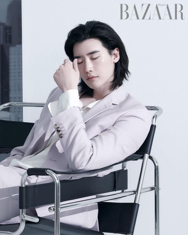 Lee Jong Suk trông như bà thím, thần thái đấy nhưng đôi bàn tay sai quá sai-3