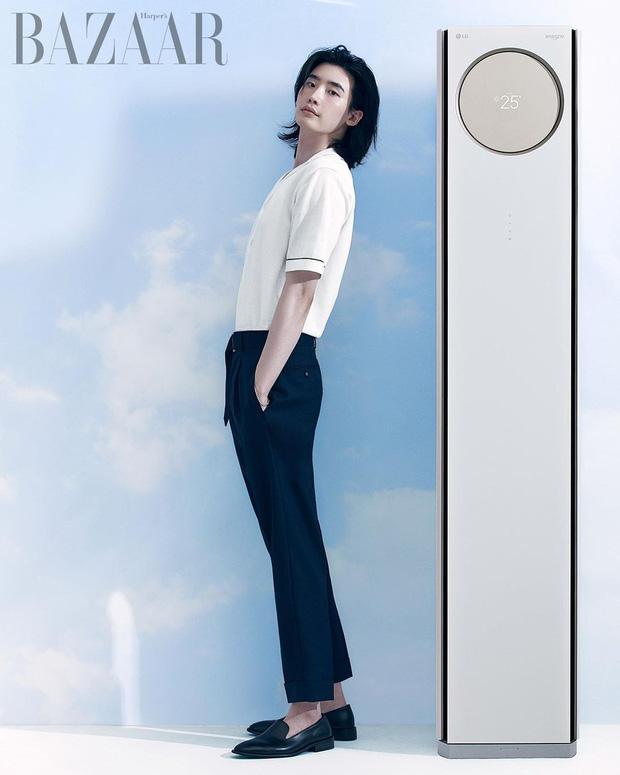 Lee Jong Suk trông như bà thím, thần thái đấy nhưng đôi bàn tay sai quá sai-5