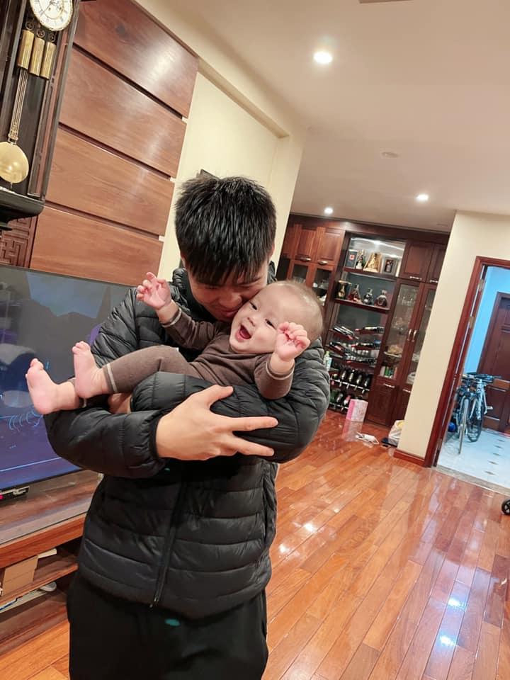 Bất ngờ ngoại hình của quý tử gần 1 tuổi nhà Đỗ Duy Mạnh-8