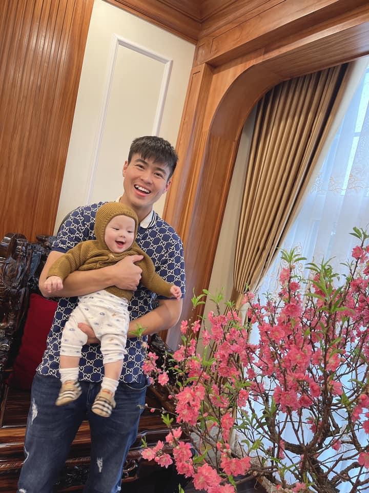Bất ngờ ngoại hình của quý tử gần 1 tuổi nhà Đỗ Duy Mạnh-9