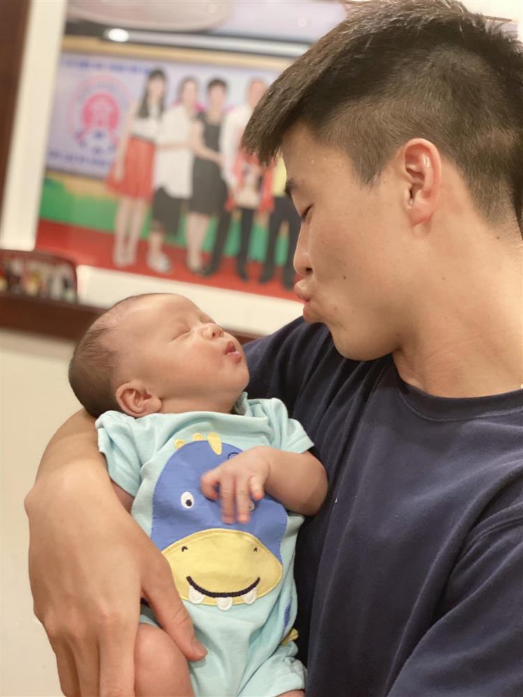Bất ngờ ngoại hình của quý tử gần 1 tuổi nhà Đỗ Duy Mạnh-10