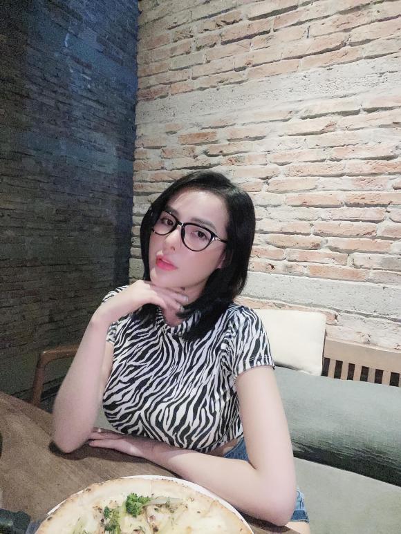 Ngân 98 đăng ảnh đi ăn hàng, style lạ bị dân mạng mỉa không thuận mắt-2