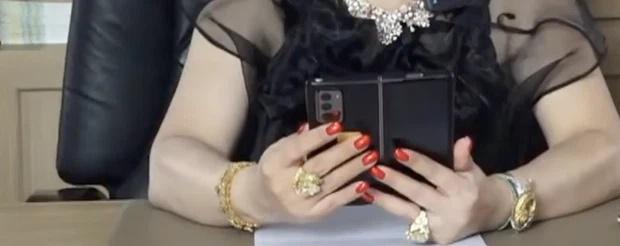 2 viên kim cương to như hột mít của bà Phương Hằng khiến người xem khó tập trung-3