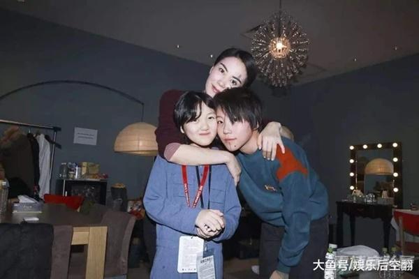 Gặp Trương Bá Chi tại sân bay, con gái Vương Phi chủ động chào hỏi-4