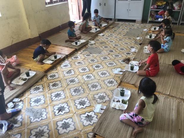 Nhiều em bé ở Điện Biên đi cách ly chỉ có một bộ quần áo, lắm em còn chẳng có dép để mang-1