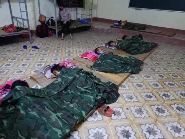 Nhiều em bé ở Điện Biên đi cách ly chỉ có một bộ quần áo, lắm em còn chẳng có dép để mang-2