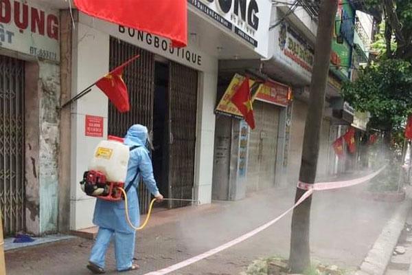 Cặp vợ chồng mắc Covid-19 cố thủ trong nhà 2 tiếng để phản đối đi viện-1