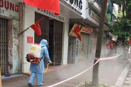 Cặp vợ chồng mắc Covid-19 cố thủ trong nhà 2 tiếng để phản đối đi viện