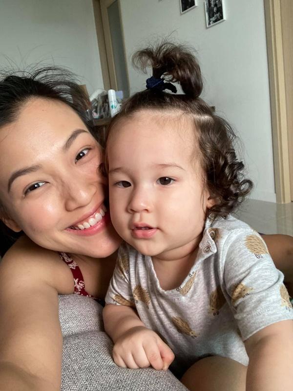 Hoàng Oanh chụp ảnh cùng quý tử lai kháu khỉnh.