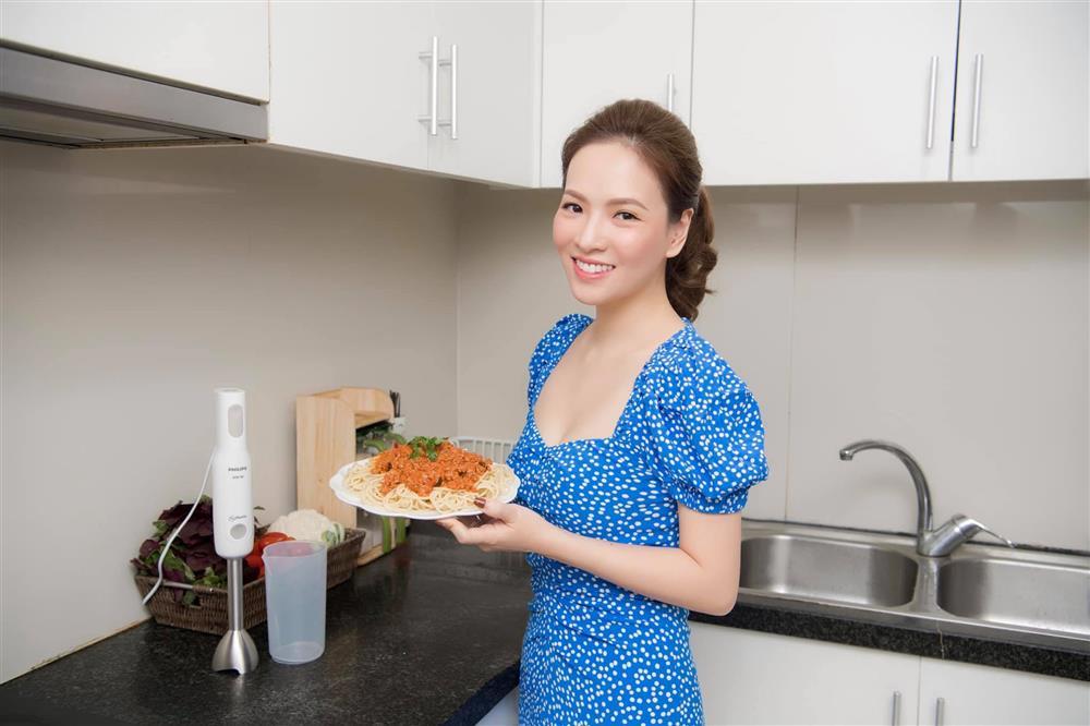 Chán ăn cơm những ngày Hà Nội oi nóng, MC Đan Lê làm ngay món cuốn đơn giản để hạ hỏa-1