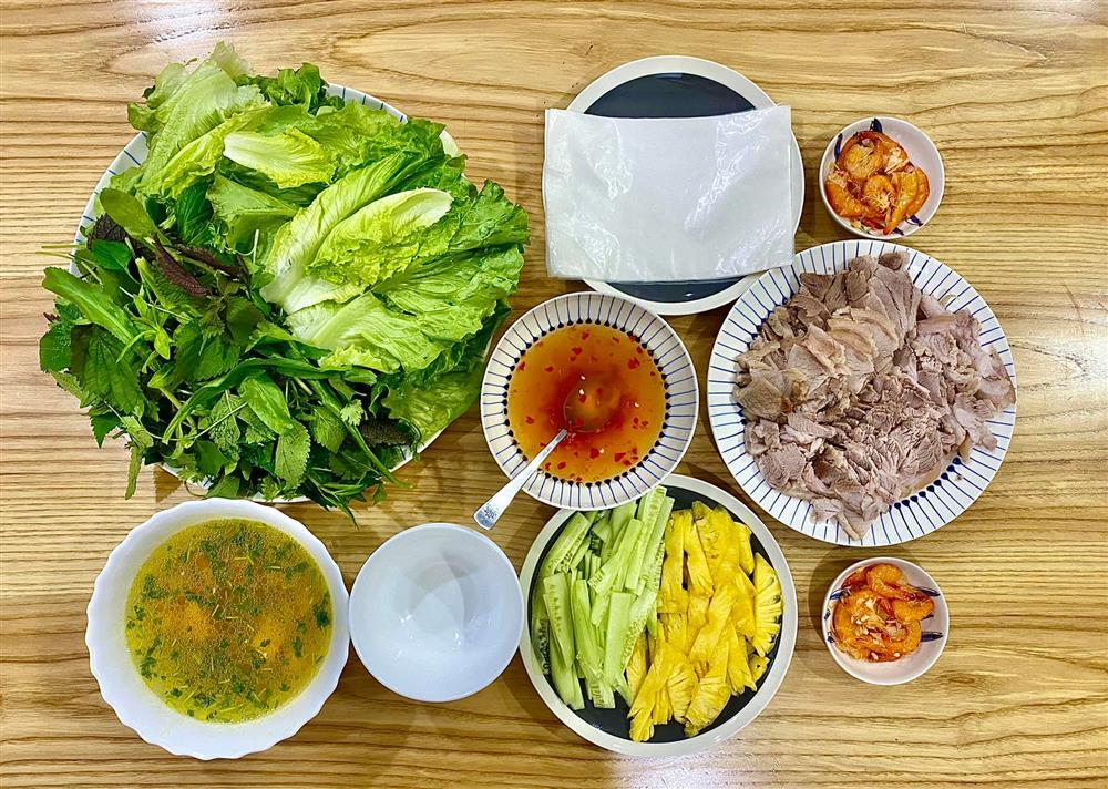 Chán ăn cơm những ngày Hà Nội oi nóng, MC Đan Lê làm ngay món cuốn đơn giản để hạ hỏa-3