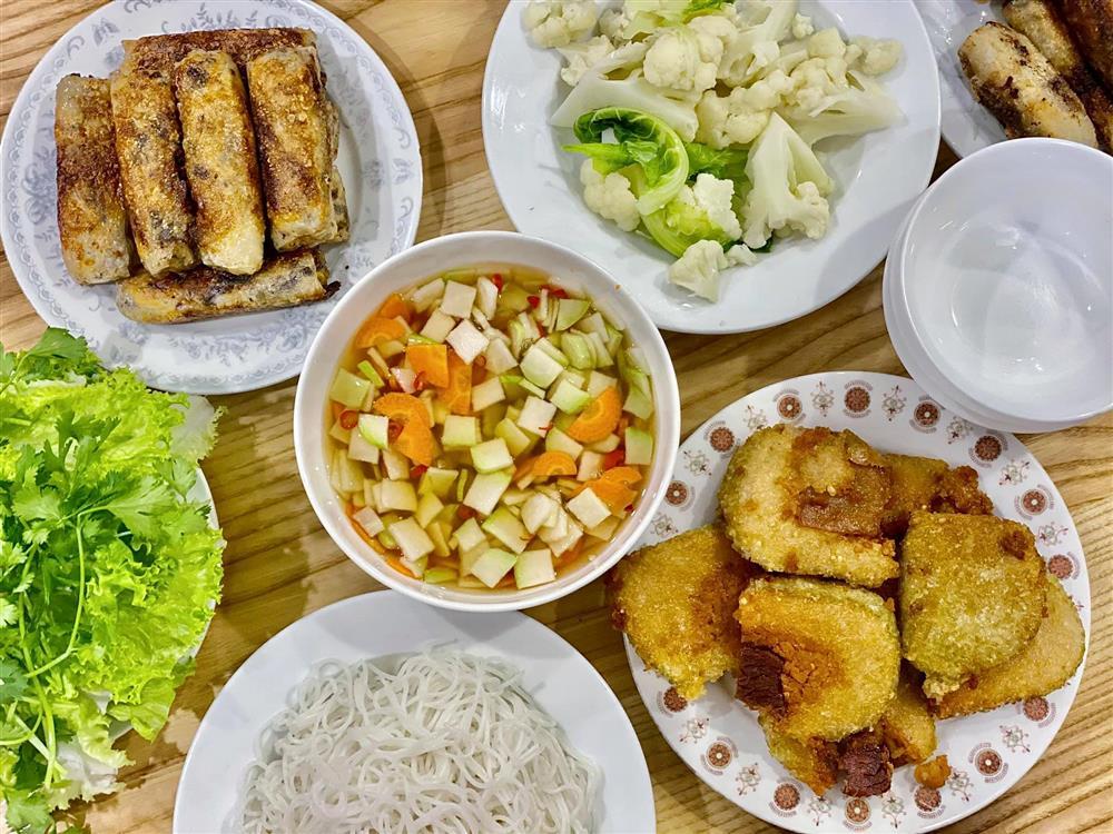 Chán ăn cơm những ngày Hà Nội oi nóng, MC Đan Lê làm ngay món cuốn đơn giản để hạ hỏa-7