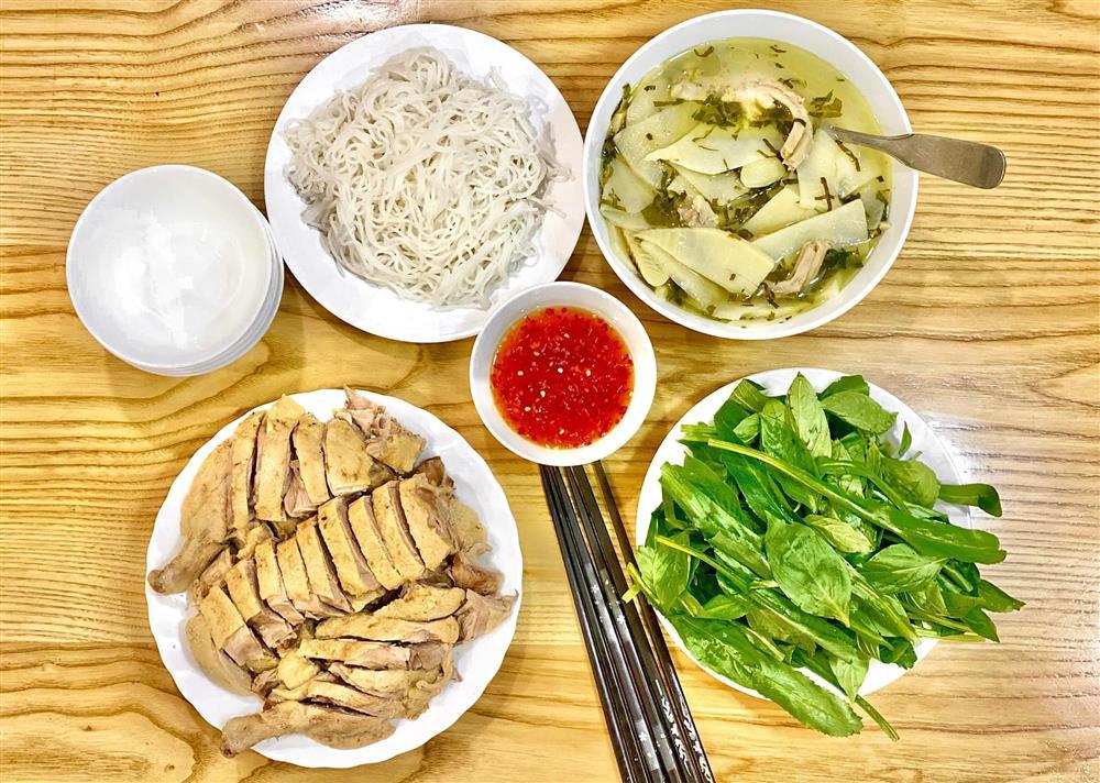 Chán ăn cơm những ngày Hà Nội oi nóng, MC Đan Lê làm ngay món cuốn đơn giản để hạ hỏa-8