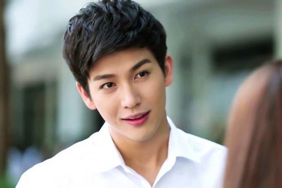 Nằm viện được vợ cũ và con gái đến thăm, tôi bật khóc nhìn 100 nghìn con đặt vào tay