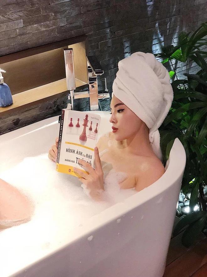 Logic tắm bồn của Kỳ Duyên: Từ đọc sách, trang điểm còn xịt cả nước hoa?-4