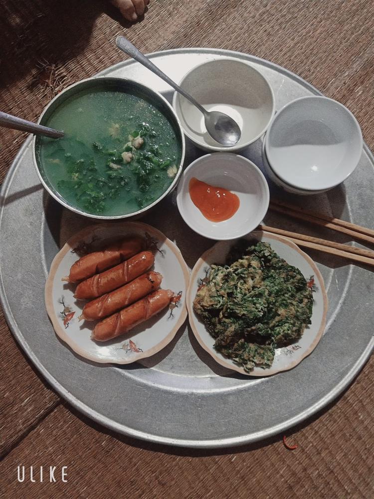 Mổ xẻ mâm cơm 36k gây tranh cãi, ai tin 20k mua được 4 chiếc xúc xích?-1