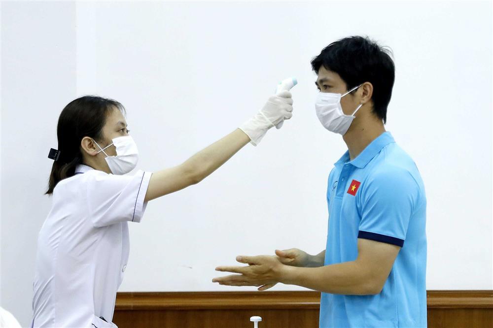 Ảnh nét căng dàn soái ca tuyển Việt Nam đi bầu cử trước khi sang UAE thi đấu-2