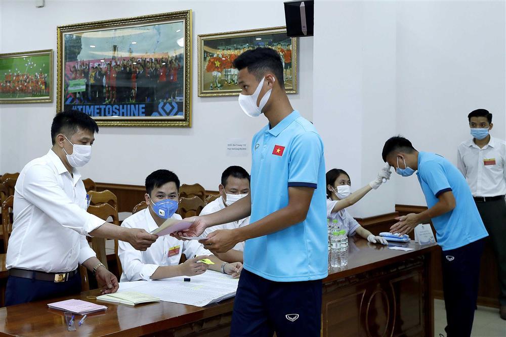 Ảnh nét căng dàn soái ca tuyển Việt Nam đi bầu cử trước khi sang UAE thi đấu-4