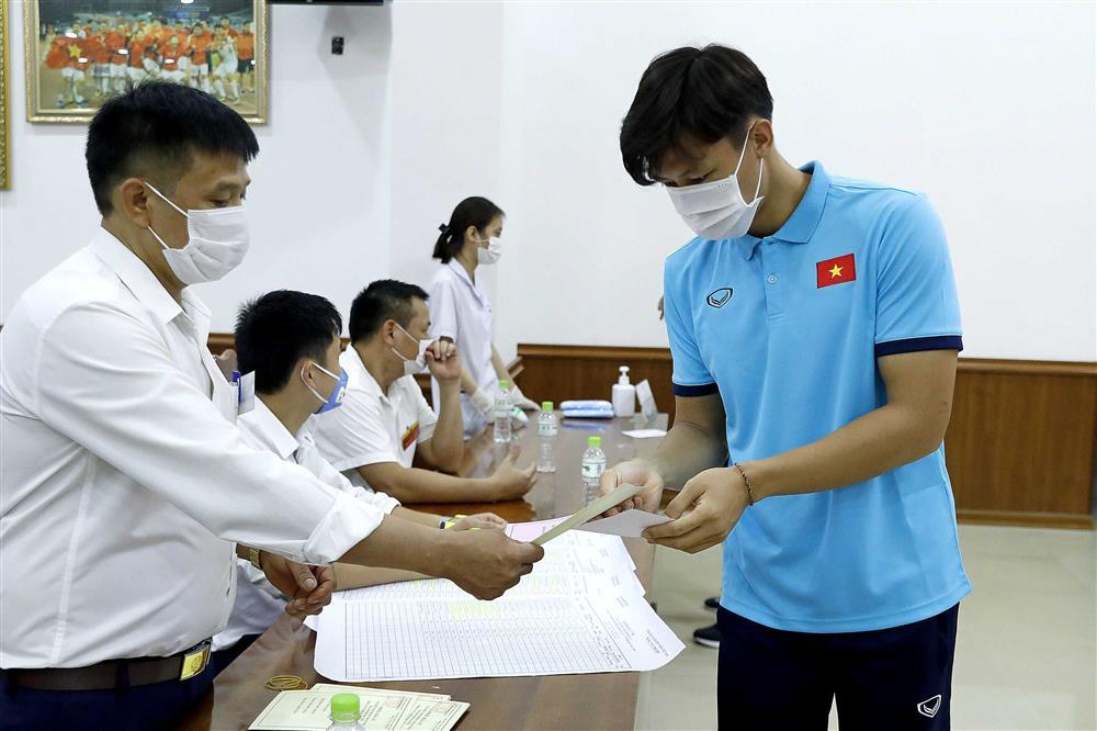 Ảnh nét căng dàn soái ca tuyển Việt Nam đi bầu cử trước khi sang UAE thi đấu-3