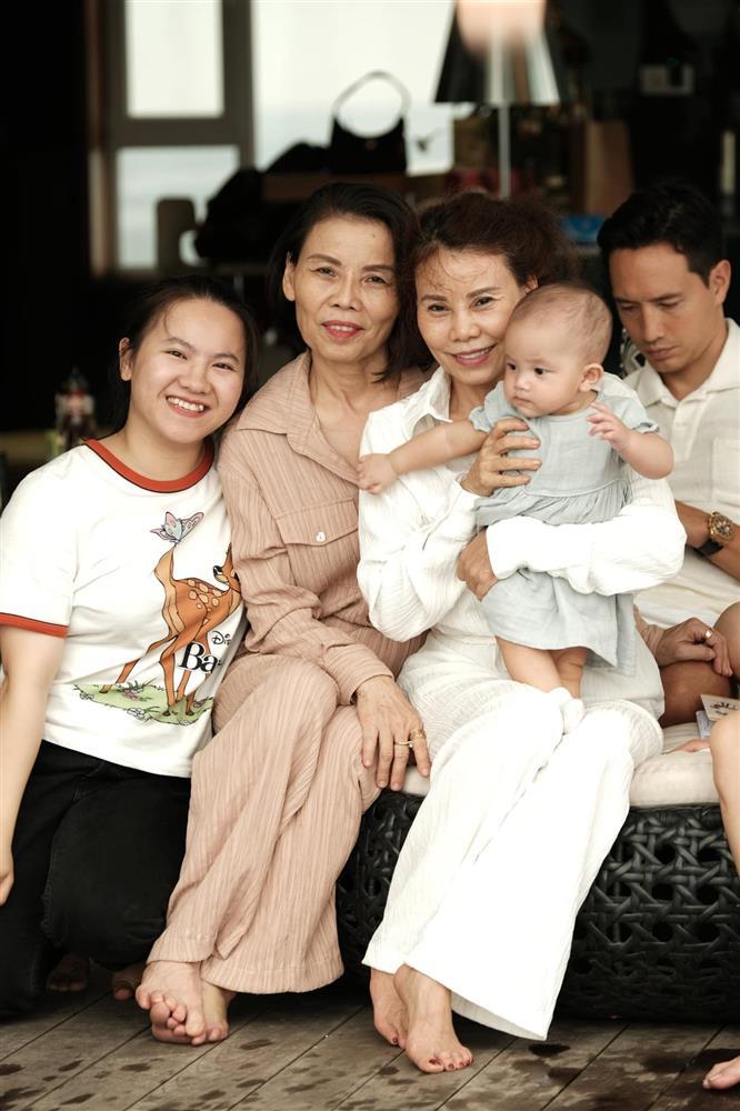 Cặp song sinh chiếm spotlight trong ảnh đại gia đình Hồ Ngọc Hà-2