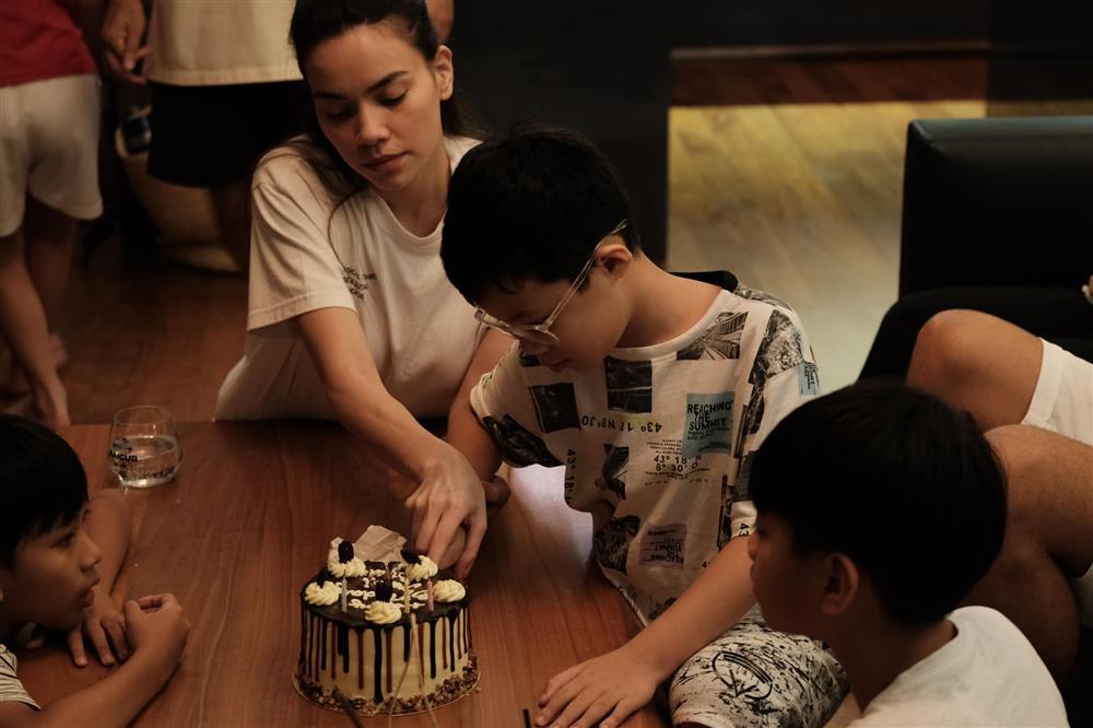 Cặp song sinh chiếm spotlight trong ảnh đại gia đình Hồ Ngọc Hà-3