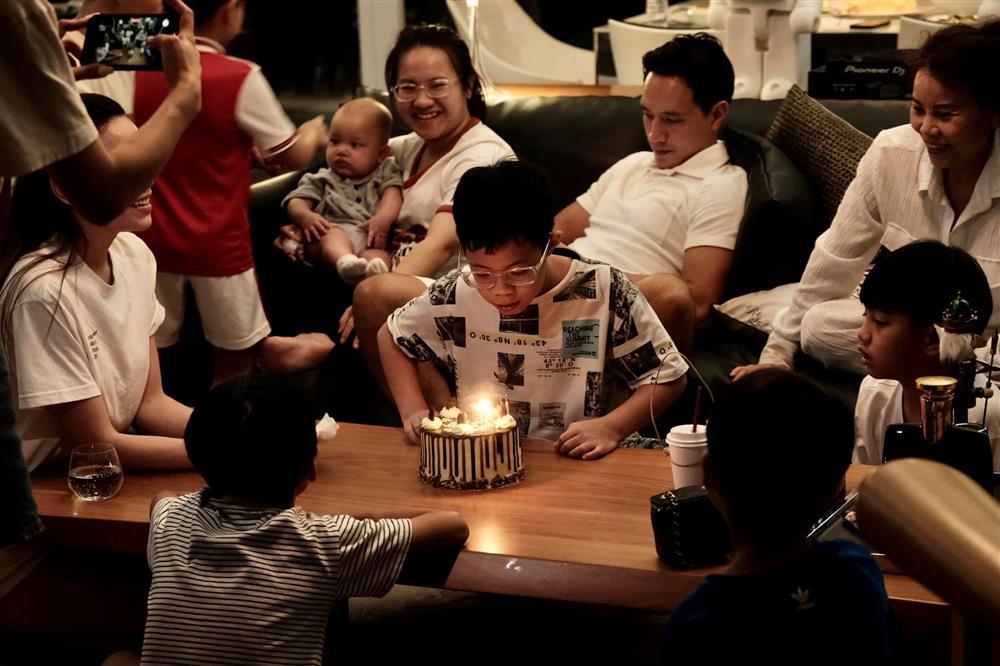 Cặp song sinh chiếm spotlight trong ảnh đại gia đình Hồ Ngọc Hà-4