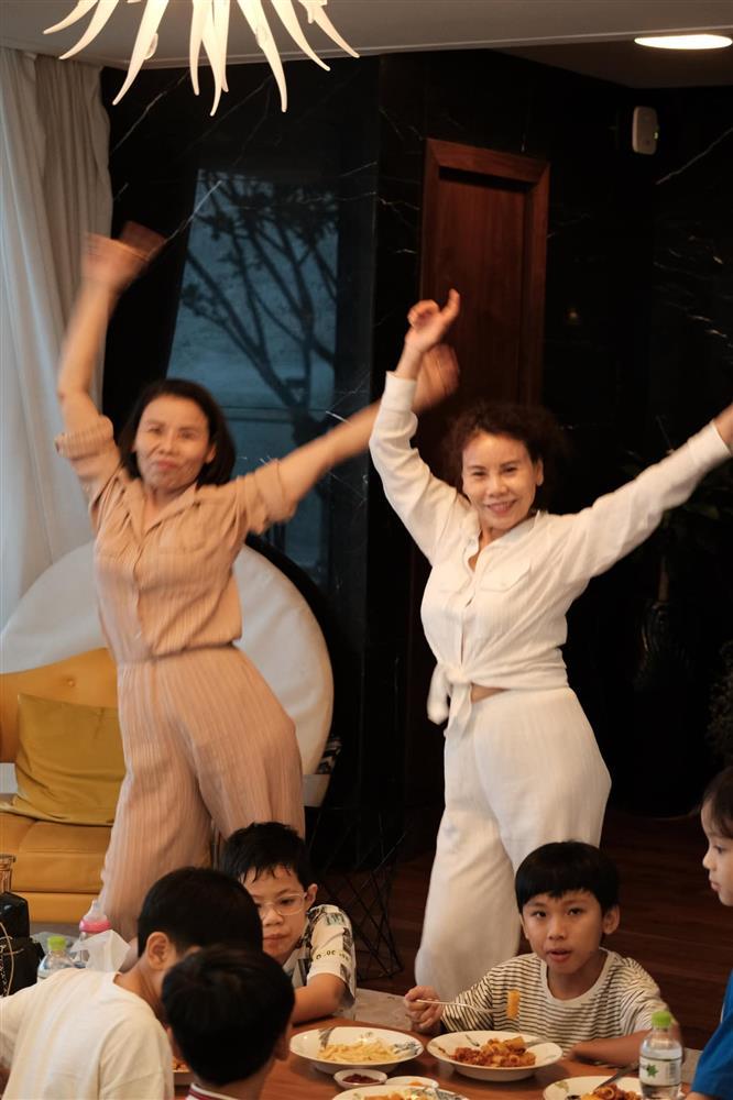 Cặp song sinh chiếm spotlight trong ảnh đại gia đình Hồ Ngọc Hà-5