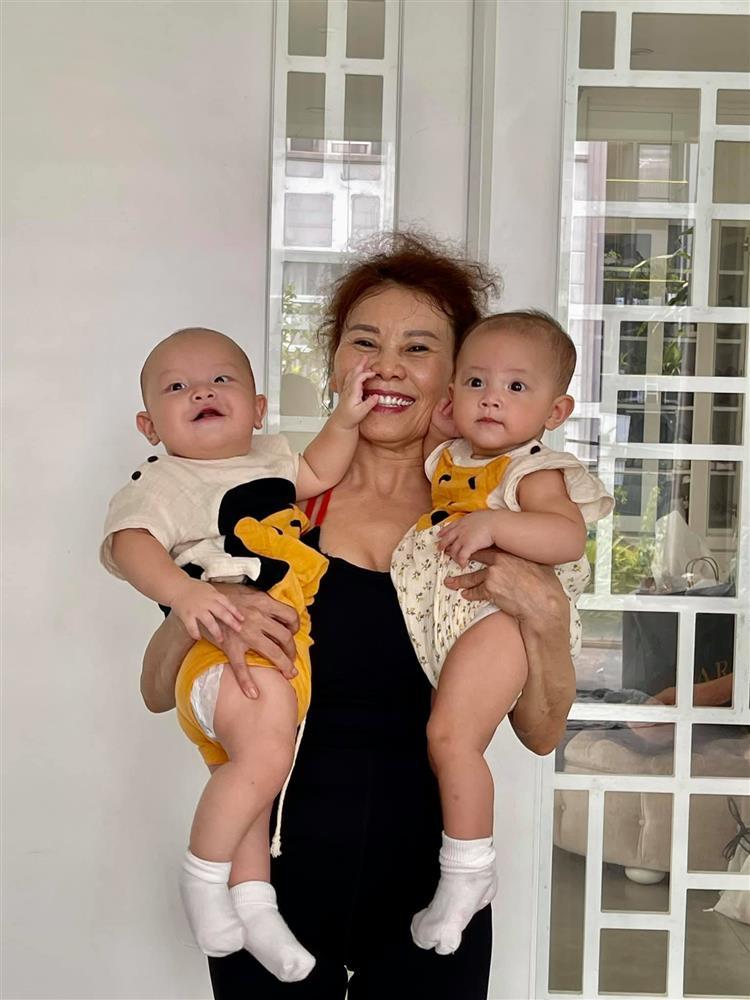 Cặp song sinh chiếm spotlight trong ảnh đại gia đình Hồ Ngọc Hà-7