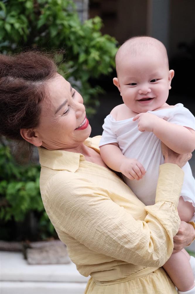 Cặp song sinh chiếm spotlight trong ảnh đại gia đình Hồ Ngọc Hà-8