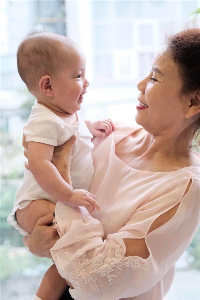 Cặp song sinh chiếm spotlight trong ảnh đại gia đình Hồ Ngọc Hà-9