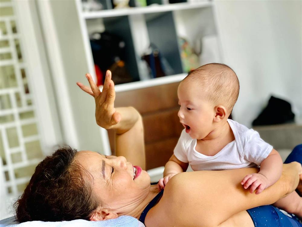 Cặp song sinh chiếm spotlight trong ảnh đại gia đình Hồ Ngọc Hà-11