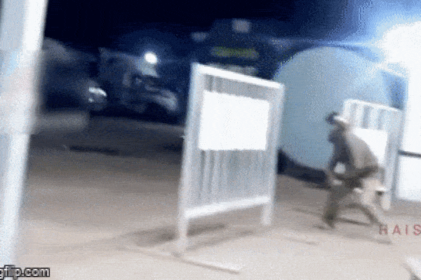 Clip: Thanh niên diễn xiếc trên xe máy, tạo dáng búng tim rồi ngã nhào đau đớn-1