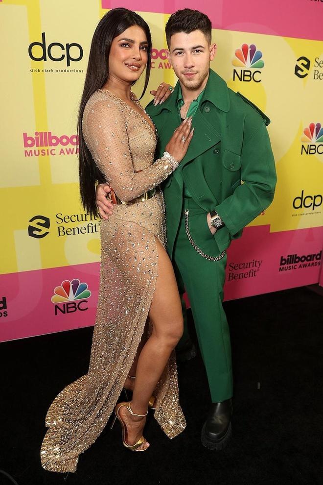 Hoa hậu Priyanka Chopra được Nick Jonas hộ tống. Người đẹp diện chiếc váy bó sát cơ thể, vòng 1 o ép ngộp thở.