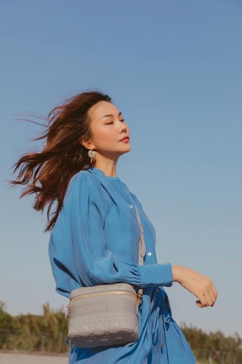 Học sao Việt cách mặc trang phục màu xanh da trời đẹp như nàng thơ!-2