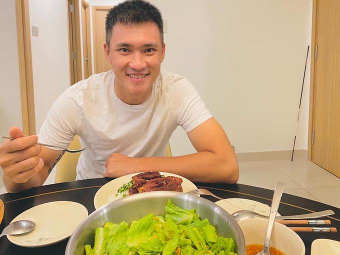 Công Vinh khen nức nở cơm tấm sườn Thủy Tiên nấu-1